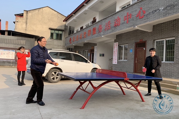 王甫茂与今年会官网驻村第一书记王紫元打乒乓球 王甫茂与今年会官网驻村第一书记王紫元打乒乓球